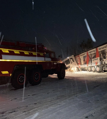 Вночі у Луцьку зі снігового замету рятували «швидку»