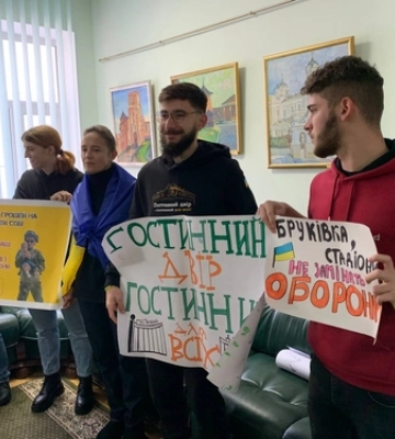 Активісти таки змогли потрапити на сесію Луцькради, попри перешкоджання охорони