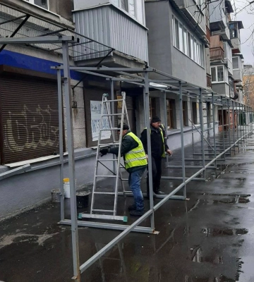 Біля будівель у Харкові встановлюють переходи для захисту пішоходів 