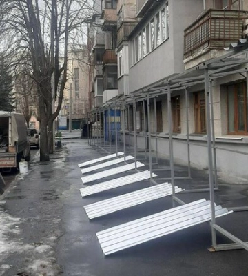 У центрі Харкова на тротуарах встановлюють навіси від снігу та бурульок