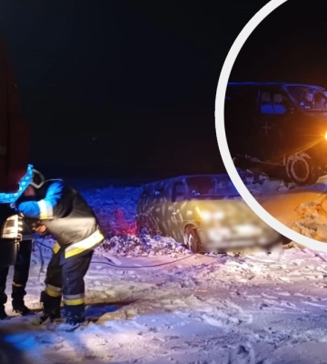 На Прикарпатті два автомобілі застрягли на дорозі. Їх витягували рятувальники