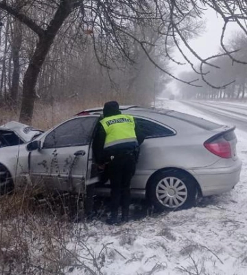 «Мерседес» львів&#039;янина не розминувся з деревом. Постраждали малолітні діти