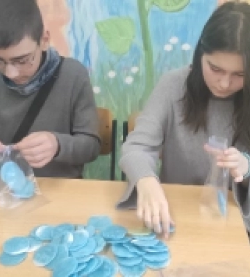 Ліцеїсти з Острога виготовляють розпалювачі для українських військових Ліцеїсти з Острога виготовляють розпалювачі для українських військових