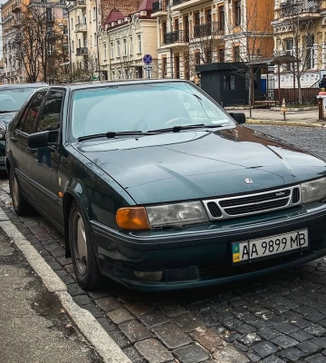 Раритет из 90-х: в Киеве заметили спортивное авто исчезнувшей шведской марки 