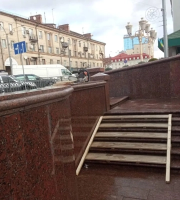 Щоб мешканці Рівного не падали, комунальники почепили на сходи дерев`яні трапи