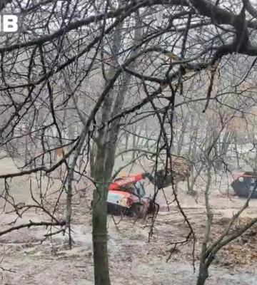 У Харкові поривом вітру зірвало дах будинку