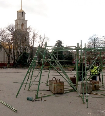 У Слов'янську почали встановлювати новорічну ялинку: коли закінчать і чи витрачали кошти з бюджету