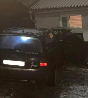 У Здолбунові водійка протаранила огорожу та врізалась у припарковане авто