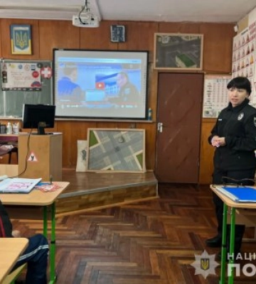 Поліцейські Мукачева проводять профорієнтаційну роботу серед учнів випускних класів