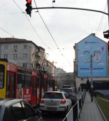 У Львові замінили 100 аварійних світлофорних опор