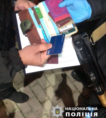 У Харкові в маршрутці обікрали жінку: зловмисників піймали 