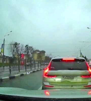 В Харькове ветром снесло крышу здания (видео)