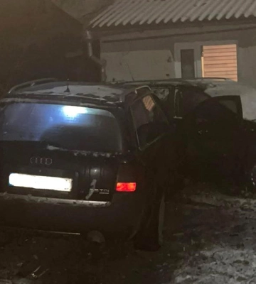 У Здолбунові водійка протаранила огорожу та врізалась у припарковане авто
