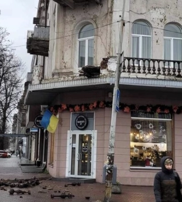 Дождь из кирпича и деревянных опор: в Днепре из-за непогоды обвалился балкон