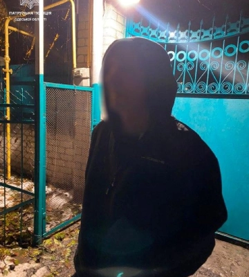 В Одесі у дворі приватного будинку зловмисник розбив автомобіль