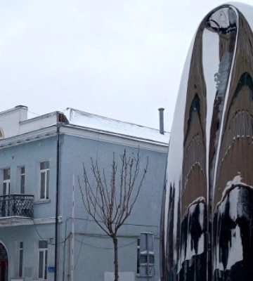 У центрі Луцька з'явилася нова сяюча двометрова скульптура. Фото