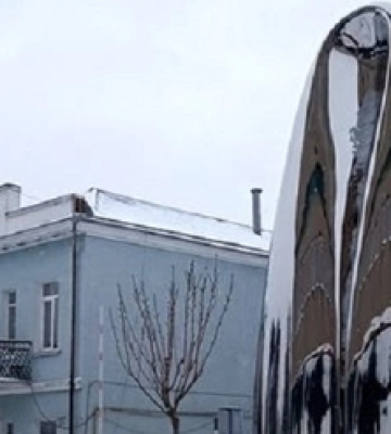 У центрі Луцька з'явилася нова сяюча двометрова скульптура. Фото