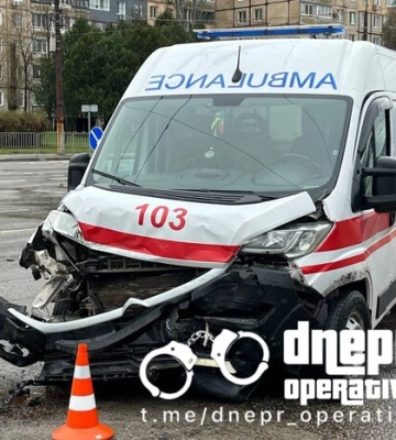 У Кривому Розі жінка змінила три швидкі дорогою до лікарні: двічі потрапила в ДТП