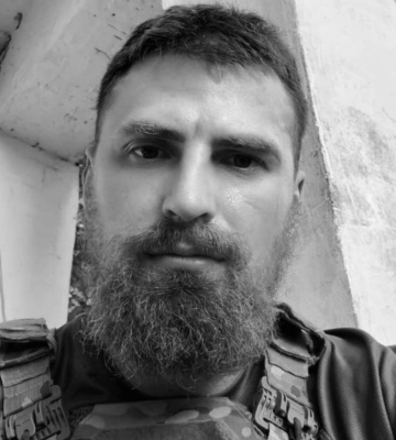 С погибшим защитником Украины, ультрас &quot;Динамо&quot; и политзаключенным времен Януковича Сергеем Павличенко простились в Киеве.&amp;hellip;