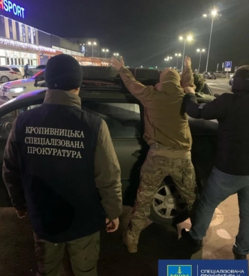 На Кіровоградщини перекрили канал постачання зброї з зони ведення бойових дій та затримали військового (ФОТО)