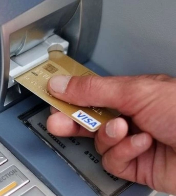 У Дніпрі чоловік знайшов банківську картку та пішов витрачати чужі гроші: як його покарали