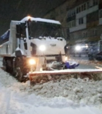 У Рівному снігопад змусив комунальників працювати всю ніч: показали фото