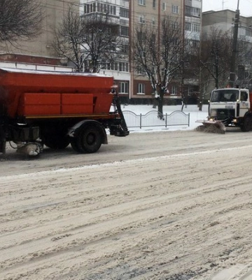 &quot;Працюємо зночі&quot;: як комунальники у Луцьку ліквідовують наслідки снігопаду