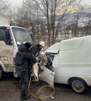 Рятувальники деблоковували водія з понівеченого у аварії авто на Рахівщині
