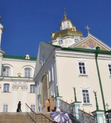 В Почаевскую лавру пришли с обысками: фото и первые подробности