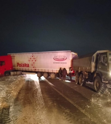 Поблизу Рівного вантажівка застрягла у відбійнику і перекрила рух для транспорту