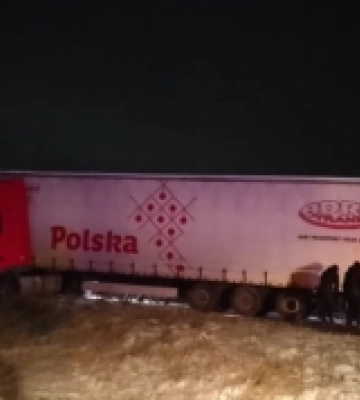 Поблизу Рівного вантажівка застрягла у відбійнику і перекрила рух для транспорту