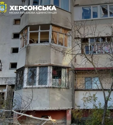 росіяни обстріляли Корабельний район Херсона: влучили у житлові квартали