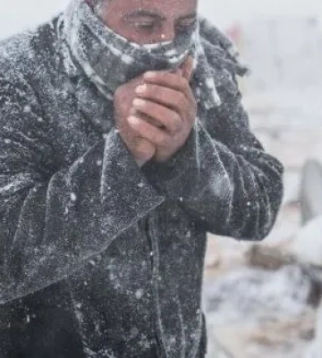 Вже посинів: у Чернівцях поліцейські врятували чоловіка, який замерзав на дорозі