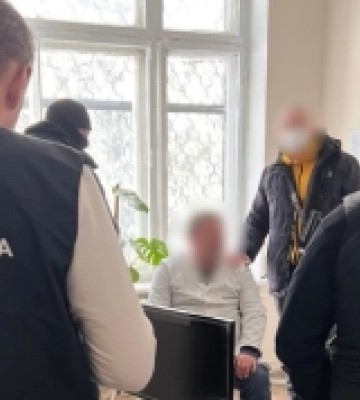 В Одесі затримали лікаря, який вимагав 5500 доларів хабаря у військовослужбовця