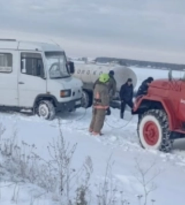 Біля села Піски пасажирський мікроавтобус потрапив у замет