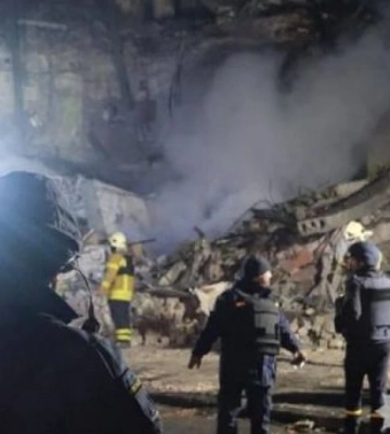Наслідки прильоту в багатоповерховий будинок на Донеччині показали на відео: під завалами люди (ВІДЕО)