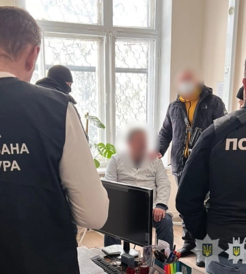 В Одесі затримали лікаря, який вимагав 5500 доларів хабаря у військовослужбовця