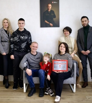 Оборонець Маріуполя отримав квартиру від Ахметова, на новосілля завітав Жадан