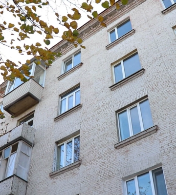 Черкасцям, у яких пошкоджені вікна після ворожої атаки, компенсують і заміну скла