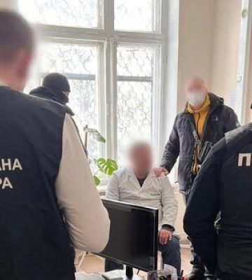 На Одещині лікар за 5 500 доларів виготовляв фіктивні документи для ухилянтів
