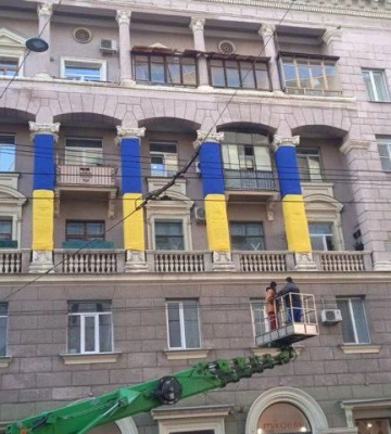 Радянську символіку на домі в центрі Харкова сховали за синьо-жовтою тканиною