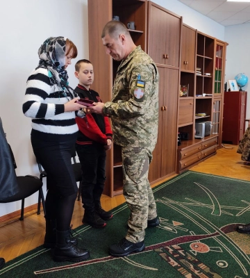 Мамі та дружині загиблих Героїв з Волині вручили їхні посмертні нагороди