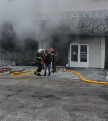 У Полтаві горів завод “Хіммаш”: врятували 12 людей. ВІДЕО