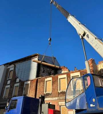 На вулиці Георгія Тарасенка відновлюють пошкоджений будинок