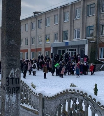 «Дітей виводили під руки»: на Волині учень на уроках розпилив невідому хімічну речовину