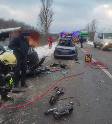 На Волині легковик виїхав на зустрічну та врізався у мікроавтобус, є постраждалі (ФОТО)