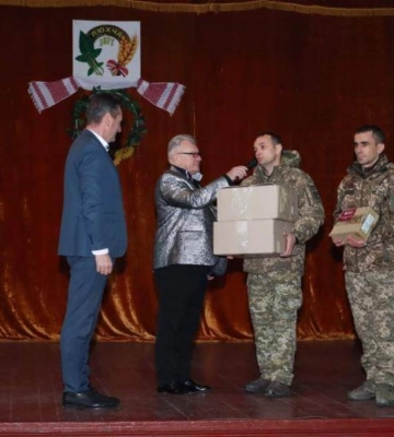 Студенти й викладачі ВНУ навідалися до прикордонників із допомогою та патріотичним концертом