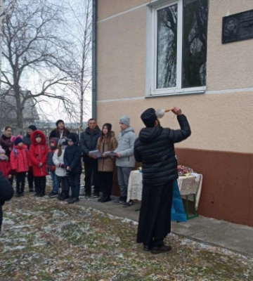 На Буковині захиснику Івану Беринчану на фасаді школи встановили пам'ятну дошку На Буковині захиснику Івану Беринчану на фасаді школи встановили пам'ятну дошку