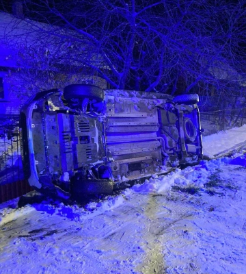 Машину, що перекинулася, спинив паркан: на Волині сталася аварія (Фото)