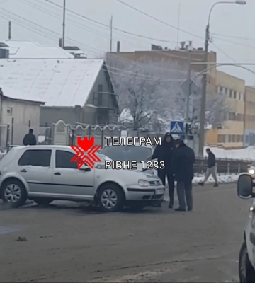 У Рівному не розминулися два легковика